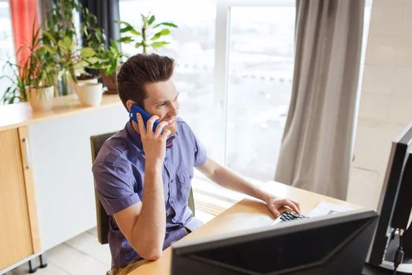 Feliz criativo masculino trabalhador chamando em smarphone — Fotografia de Stock