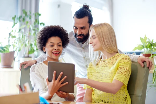 Glückliches Kreativteam mit Tablet-PC im Büro — Stockfoto