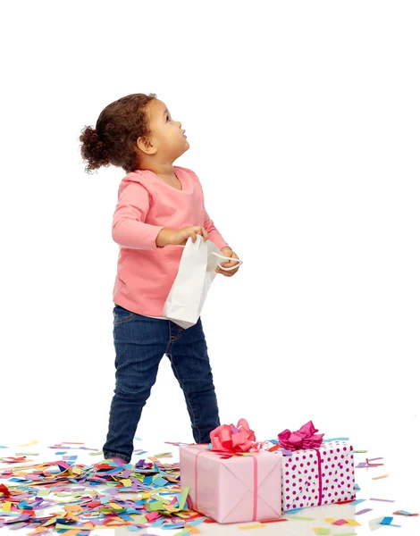 Niña feliz con peresents de cumpleaños —  Fotos de Stock