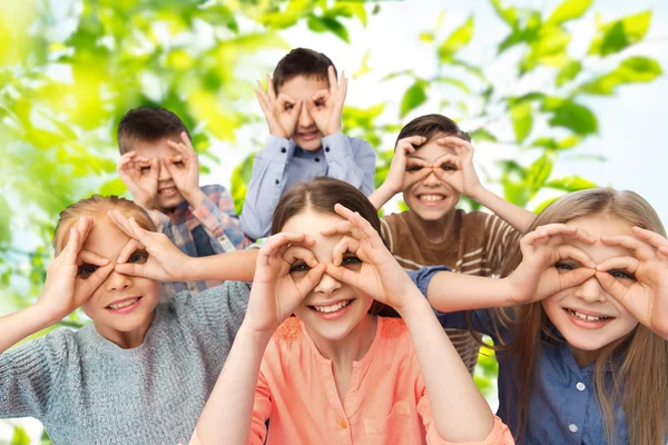 Glückliche Kinder, die Gesichter machen und Spaß haben — Stockfoto