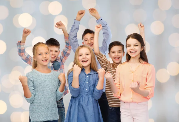 De gelukkige kinderen vieren overwinning — Stockfoto