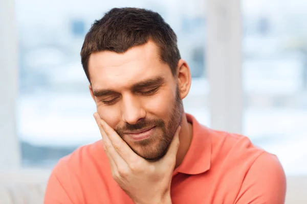 Nešťastný muž trpí zuby doma — Stock fotografie