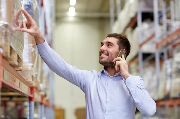 Gelukkig man opgeroepen smartphone magazijn — Stockfoto