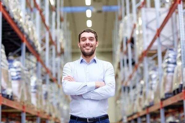 Gelukkig man in magazijn — Stockfoto