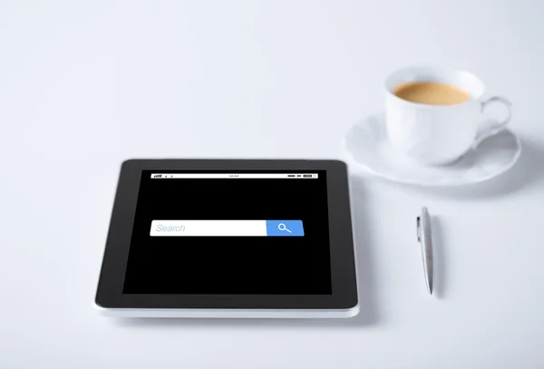 平板电脑与互联网浏览器搜索和咖啡 — 图库照片
