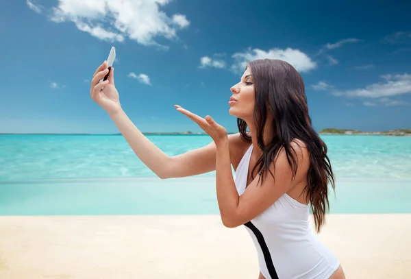 Jonge vrouw die selfie met smartphone — Stockfoto