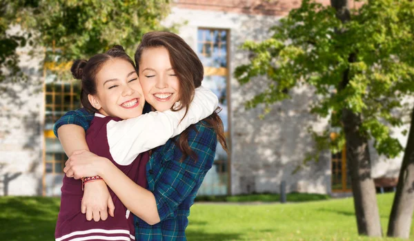 Feliz sorrindo muito adolescente estudante meninas abraçando — Fotografia de Stock