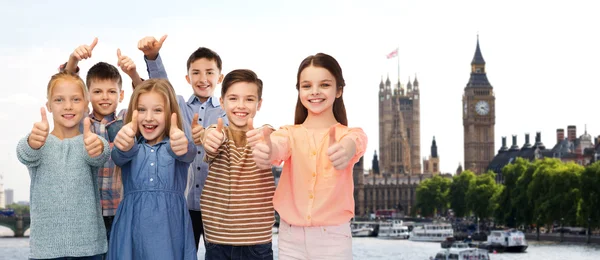 ロンドン上空親指を示す幸せな子供 — ストック写真