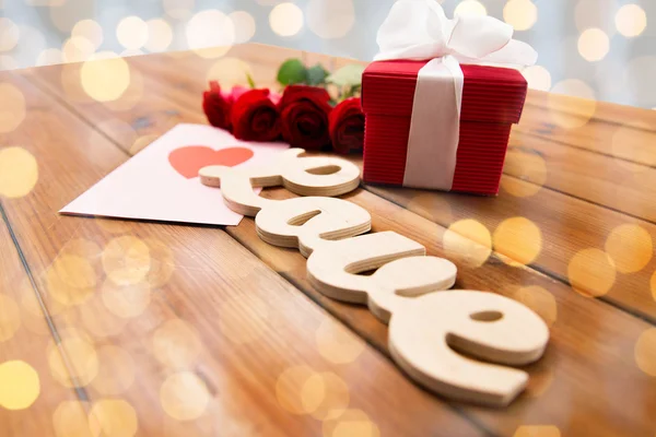 선물 상자, 빨간 장미와 인사말 카드의 클로즈업 — 스톡 사진