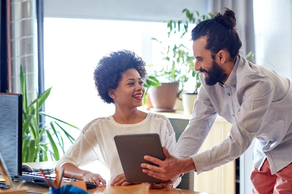 Glückliches Kreativteam mit Tablet-PC im Büro — Stockfoto