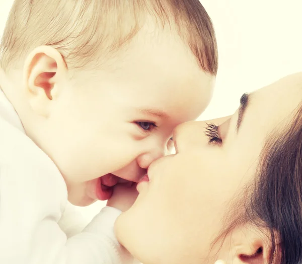 Anne bebeğini öpüşme — Stok fotoğraf
