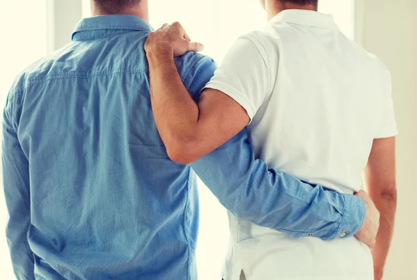 Close-up van gelukkig man gay paar knuffelen — Stockfoto