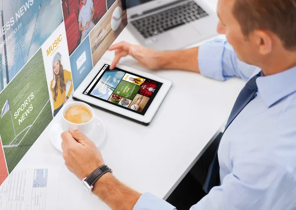 Empresário com tablet pc e café no escritório — Fotografia de Stock