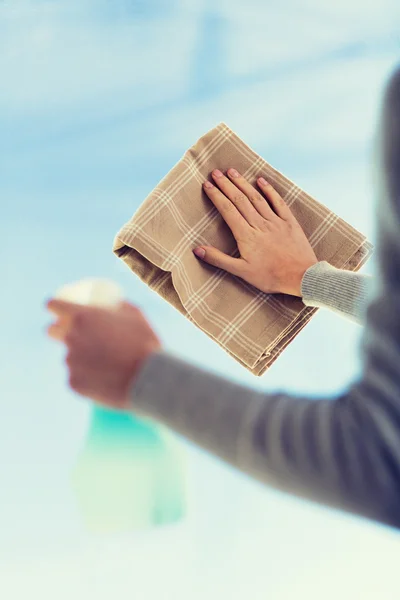 Close up van vrouw handen venster met doek schoonmaken — Stockfoto