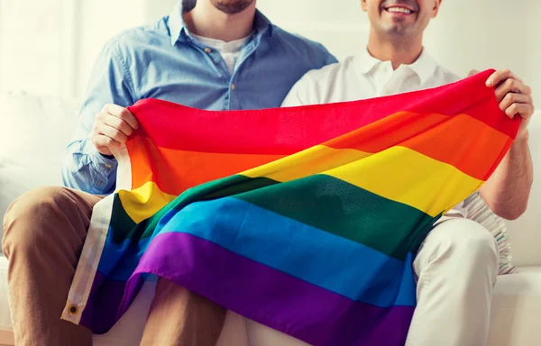 Gros plan de mâle gay couple tenant arc-en-ciel drapeau — Photo