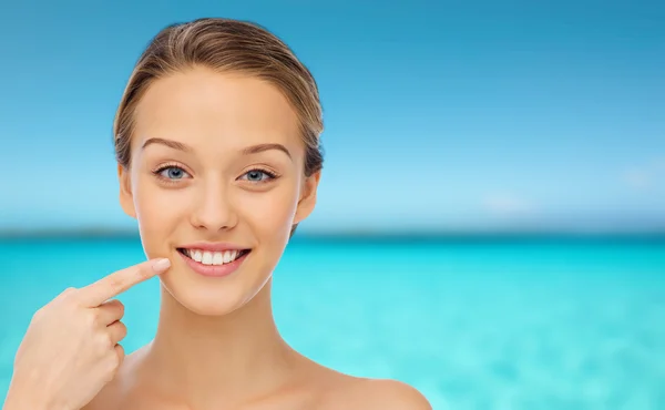 Smiling young woman face and shoulders — Stock Photo, Image