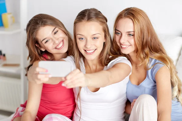 Teen girls with smartphone taking selfie at home — Stock Photo, Image
