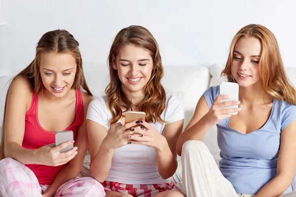 Φίλοι ή έφηβος κορίτσια με smartphone στο σπίτι — Φωτογραφία Αρχείου