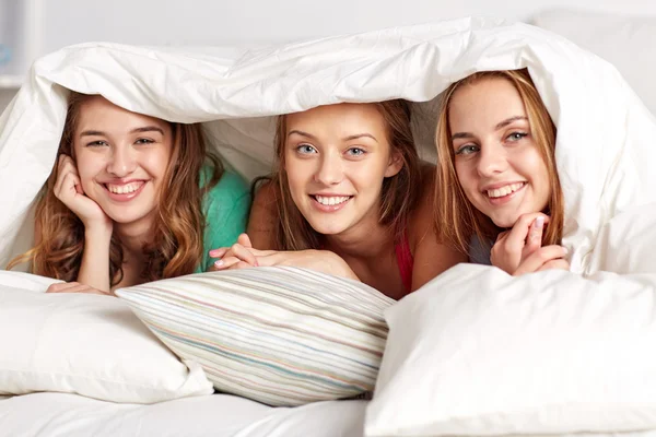 Gelukkig jonge vrouwen in bed home pyjama partij Rechtenvrije Stockafbeeldingen