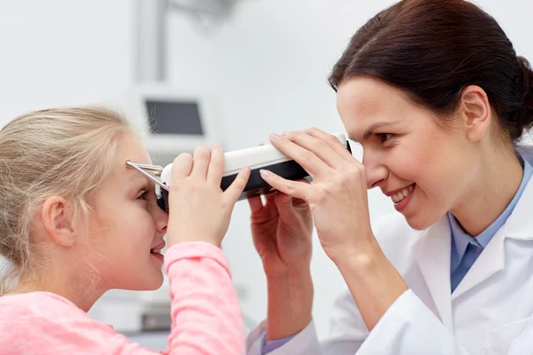 Optician with pupilometer and patient at eye clinic — Stock Photo, Image