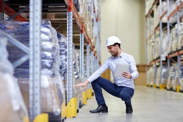 Hombre de negocios feliz con la PC tableta en el almacén — Foto de Stock