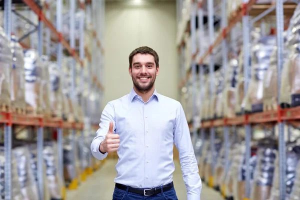 Homem feliz no armazém mostrando os polegares para cima gesto — Fotografia de Stock