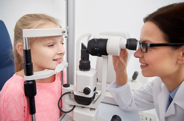 Optiker med tonometern och patient på Ögonkliniken — Stockfoto