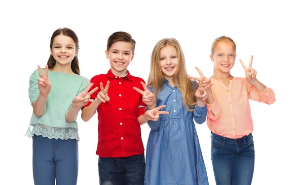 Menino feliz e meninas mostrando sinal de mão paz — Fotografia de Stock
