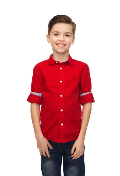 Gelukkige jongen in het rode shirt — Stockfoto