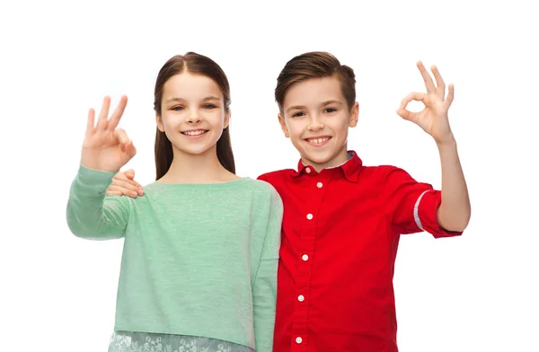 Gelukkige jongen en meisje weergegeven: ok hand teken — Stockfoto