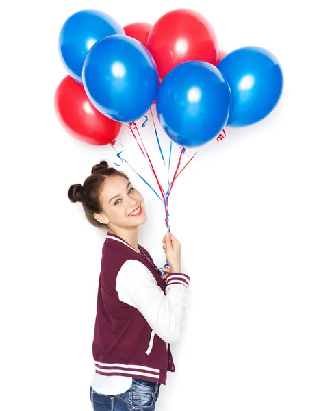 Gelukkig tienermeisje met helium ballonnen — Stockfoto