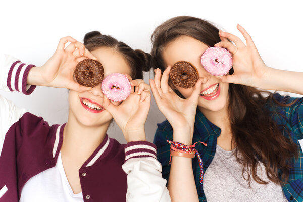 Glücklich hübsche Teenager-Mädchen mit Donuts Spaß haben — Stockfoto