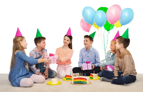 Niños felices dando regalos en la fiesta de cumpleaños — Foto de Stock