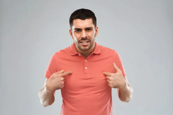 Wütender Mann zeigt mit erhobenem Zeigefinger auf sich — Stockfoto