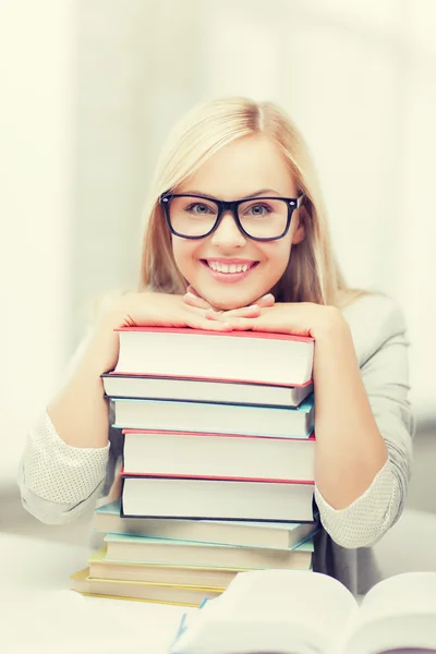 Étudiant avec pile de livres — Photo