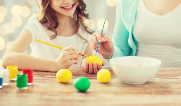 Close up of family coloring easter eggs — Stock Photo, Image
