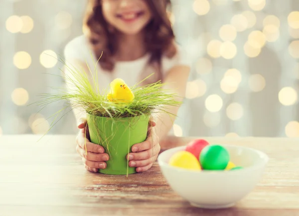 Close up de menina segurando pote com grama de Páscoa — Fotografia de Stock