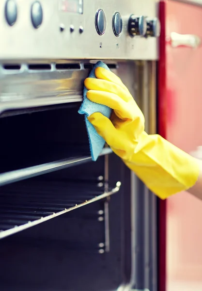 Close up de mulher forno de limpeza em casa cozinha — Fotografia de Stock