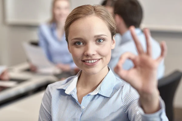 Groep van Glimlachende zakenmensen bijeenkomst in office — Stockfoto