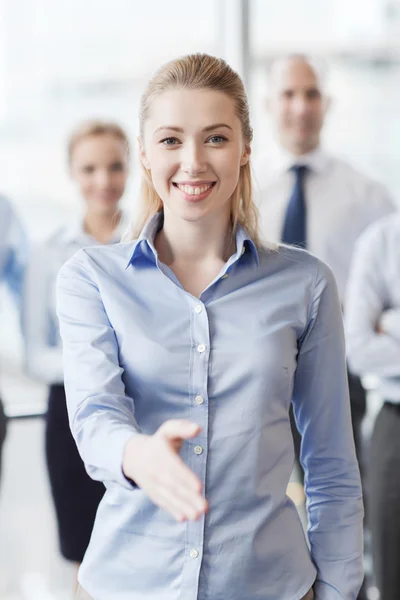 Sorridente donna d'affari che fa stretta di mano in ufficio — Foto Stock