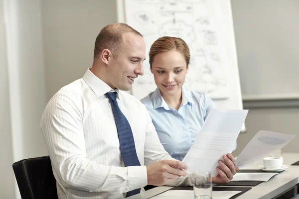 Glimlachende zakenmensen ontmoeten elkaar in functie — Stockfoto