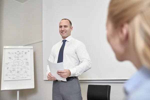 Lächelnde Geschäftsleute treffen sich im Büro — Stockfoto