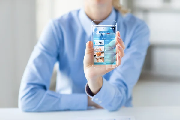 Nahaufnahme einer Frau mit Weltnachrichten auf dem Smartphone — Stockfoto