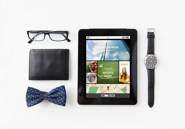 Tablet pc con applicazioni web e cose personali — Foto Stock