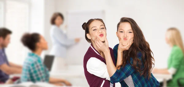 Feliz adolescente estudiante niñas tener divertido en la escuela —  Fotos de Stock