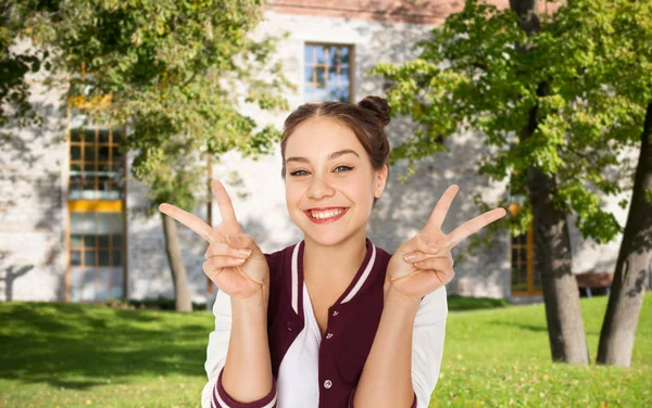 Mutlu genç öğrenci kız barış işareti gösterilen — Stok fotoğraf