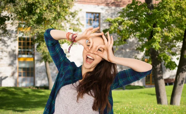 Menina estudante feliz fazendo cara e se divertindo — Fotografia de Stock