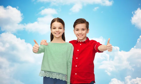 Ευτυχισμένο αγόρι και κορίτσι εμφανίζονται αντίχειρες — Φωτογραφία Αρχείου