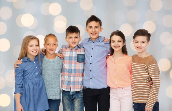 Felici bambini sorridenti che si abbracciano — Foto Stock