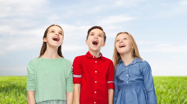 Stupito ragazzo e ragazze guardando in su — Foto Stock